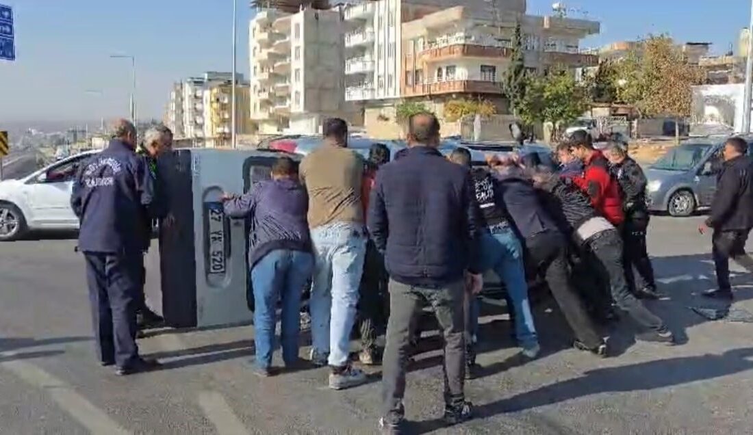 Nizip Otogar Kavşağı'nda meydana gelen trafik kazasında iki araç çarpıştı.
