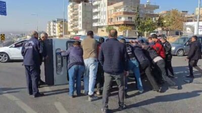 Nizip Otogar Kavşağı'nda meydana gelen trafik kazasında iki araç çarpıştı.
