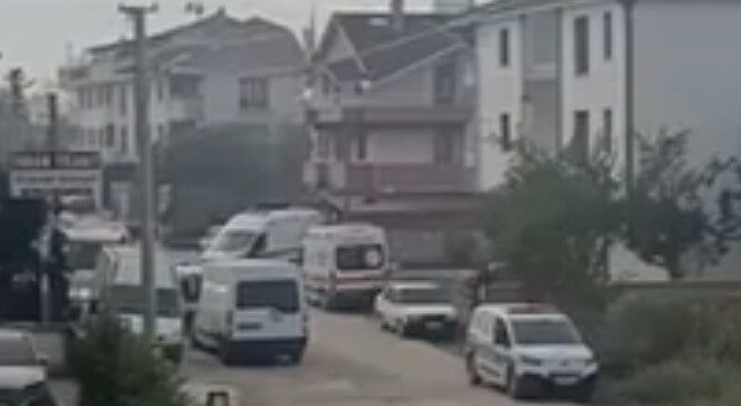 Düzce’de unutulan çaydanlık yangını iki kişinin hastaneye kaldırılmasına neden oldu Düzce'nin Aziziye Mahallesi'nde ocakta unutulan çaydanlık yangın çıkardı. Yangını söndürmeyi