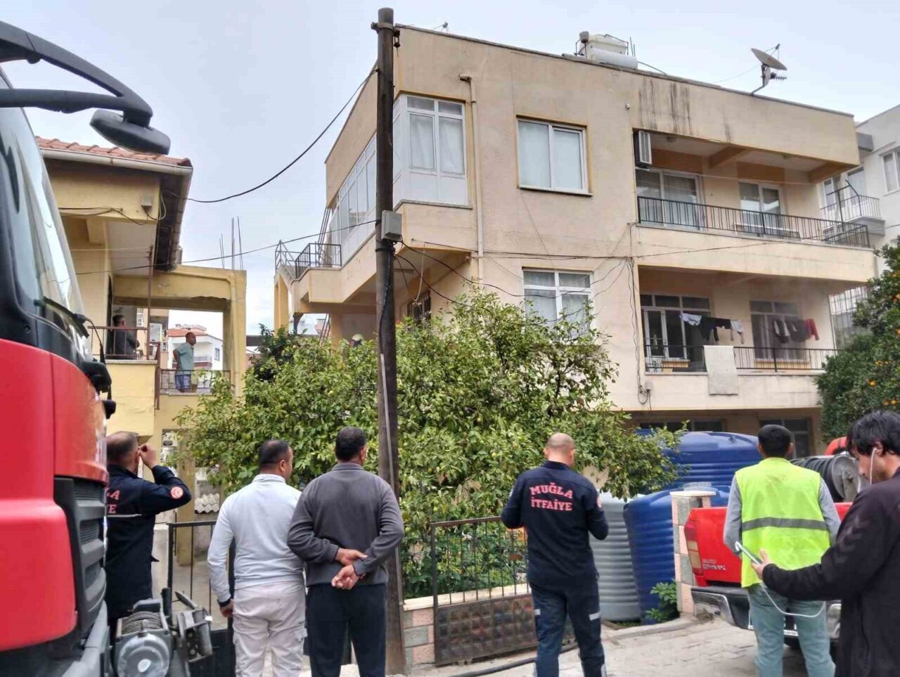 Muğla'nın Milas ilçesinde bir apartmanda ocakta unutulan yemek nedeniyle yangın