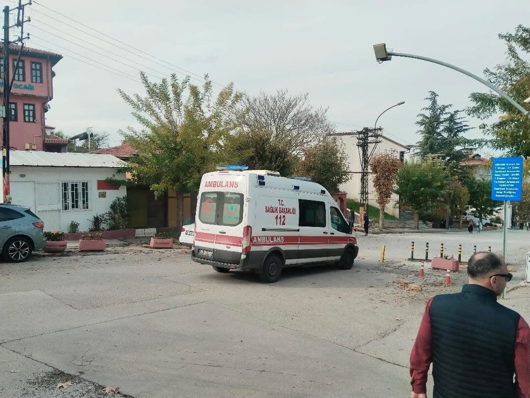 Eskişehir’de ambulans, Odunpazarı’ndaki kapalı caddeden geçemediği için vakaya ulaşmakta zorluk yaşadı.