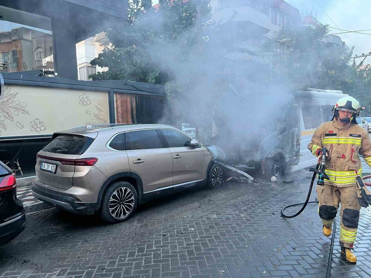 Manisa'nın Turgutlu ilçesinde bir öğrenci servisinde çıkan yangın, sürücünün yoğun