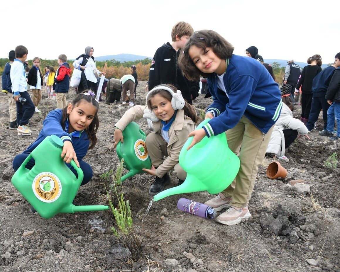 Eskişehir'de "Yeşil Vatan-Benim Okulum Geleceğe Çare!" etkinliği kapsamında öğrenciler, çevre