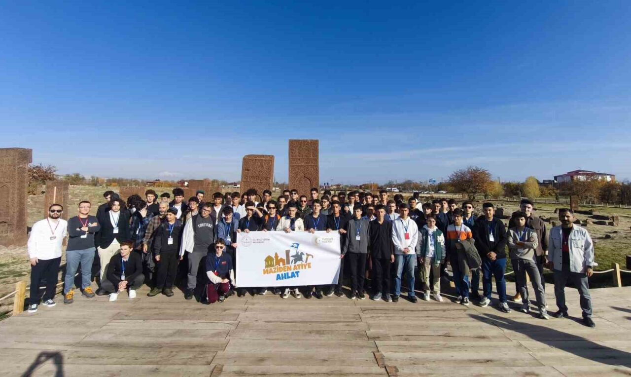 Cumhurbaşkanlığı desteğiyle düzenlenen “Maziden Atiye Ahlat” programı, öğrencilere tarihi bir yolculuk sunuyor