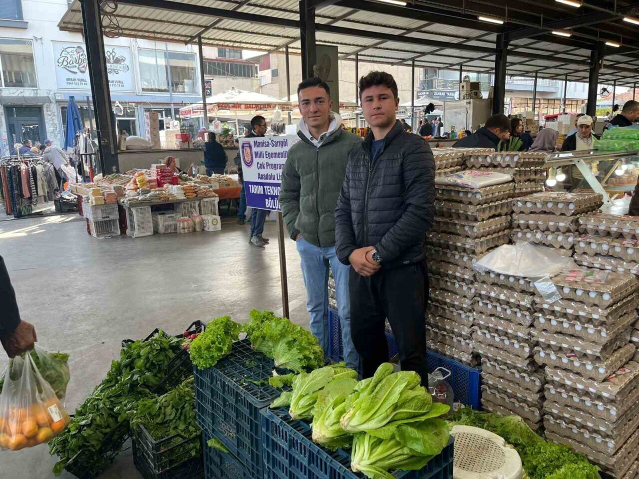 Sarıgöl Lisesi Öğrencileri Kendi Yetiştirdikleri Kışlık Sebzeleri Pazarda Satışa Sunuyor