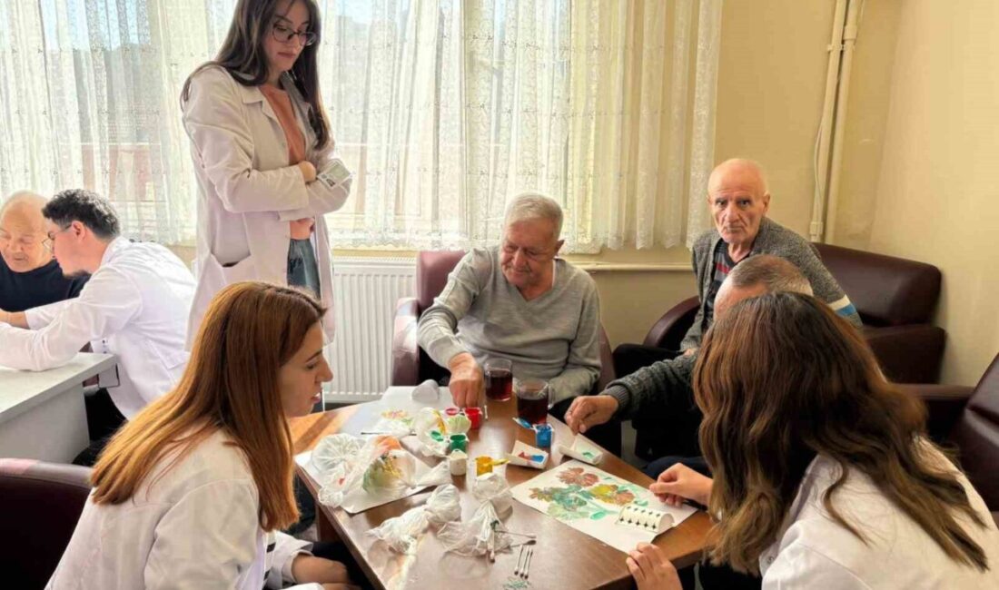 Eskişehir Osmangazi Üniversitesi Hemşirelik Bölümü öğrencileri, Halis Toprak Huzurevi'nde yaşlı