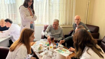 Eskişehir Osmangazi Üniversitesi Hemşirelik Bölümü öğrencileri, Halis Toprak Huzurevi'nde yaşlı