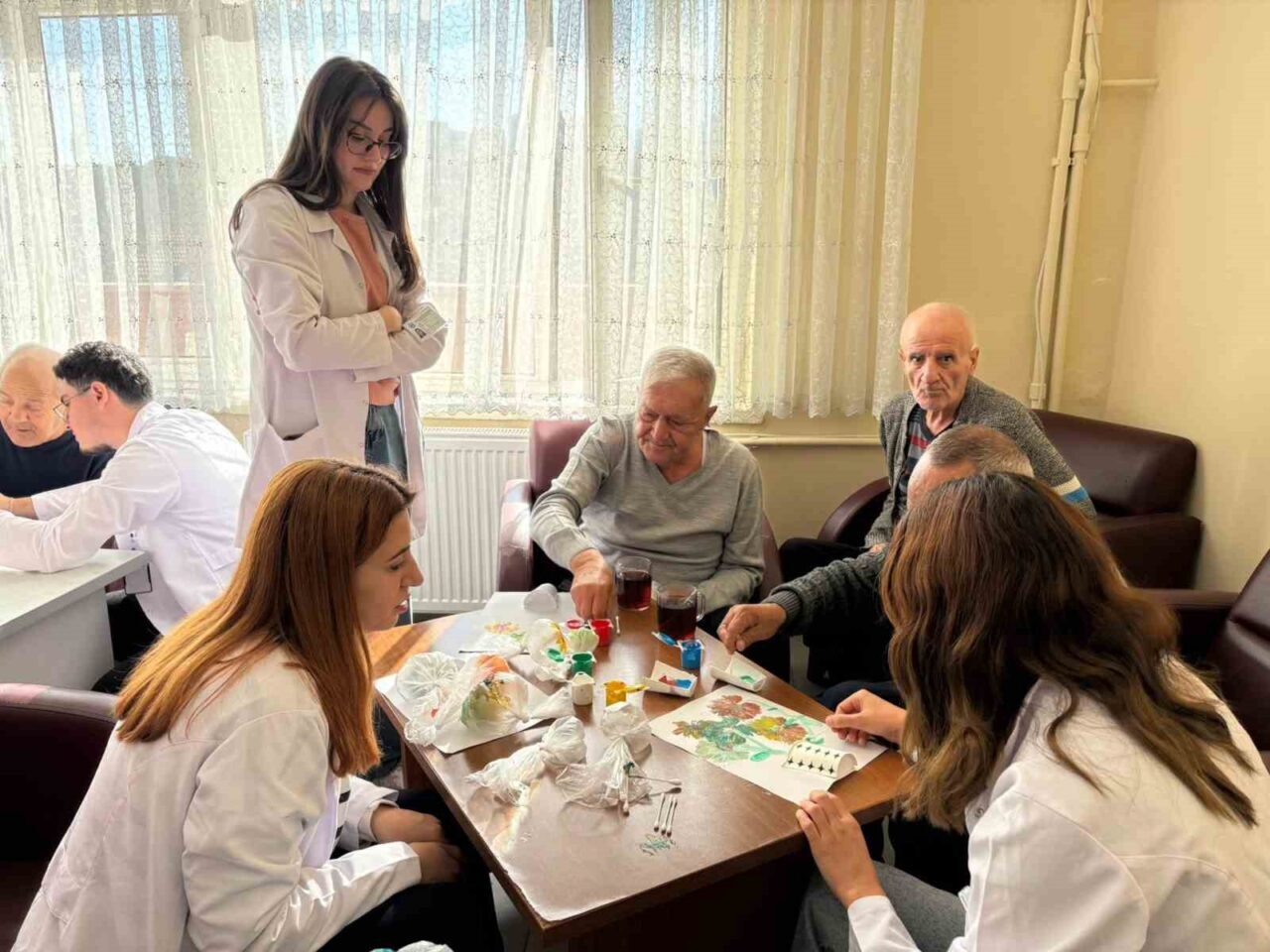 Eskişehir Osmangazi Üniversitesi Hemşirelik Bölümü öğrencileri, Halis Toprak Huzurevi'nde yaşlı