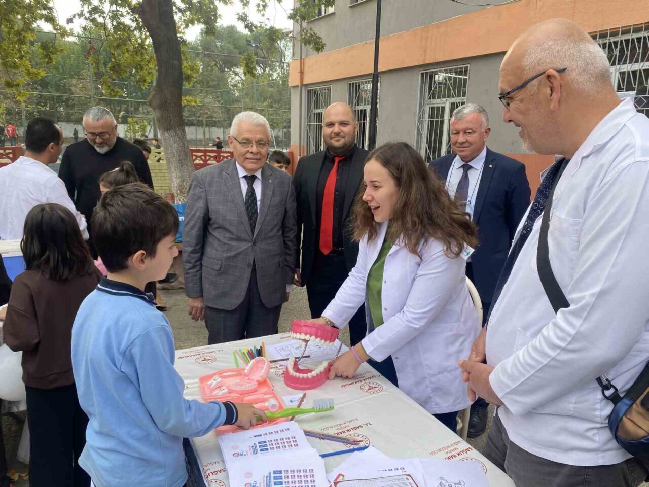 Manisa'nın Alaşehir ilçesinde "Sağlıklı Çocuk, Sağlıklı Gelecek" projesi kapsamında, Atatürk
