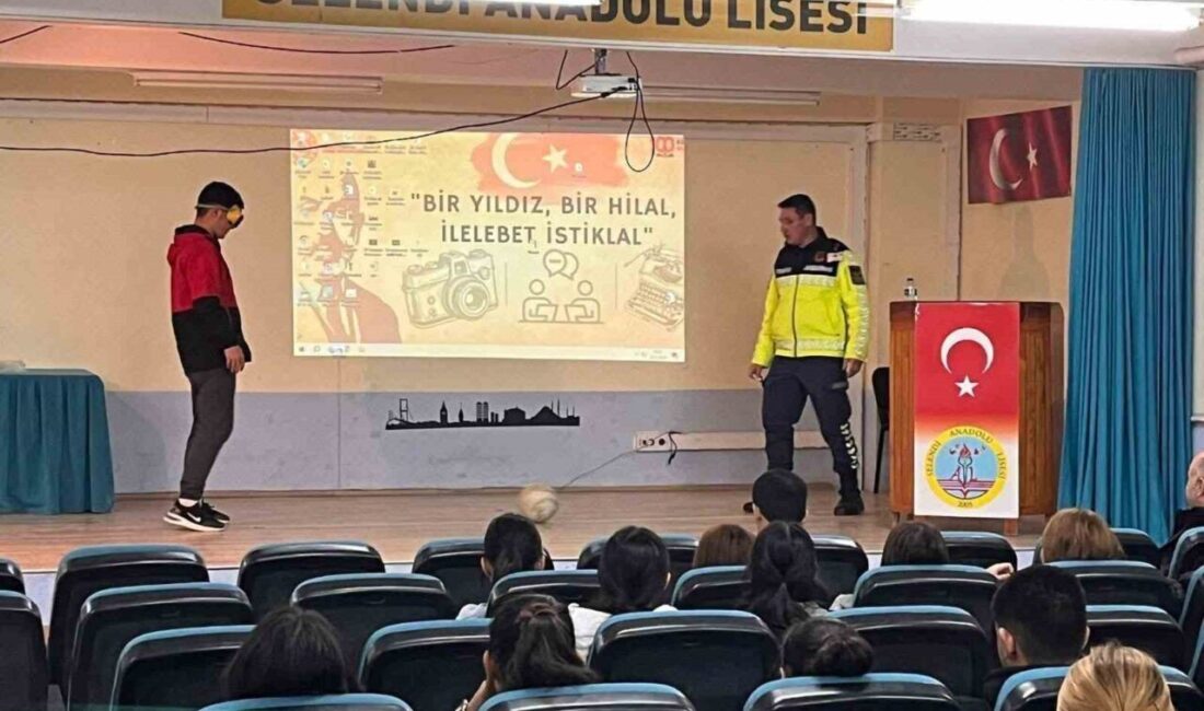 Manisa'nın Selendi ilçesinde Jandarma Komutanlığı Trafik timleri, öğrencilere trafik güvenliği