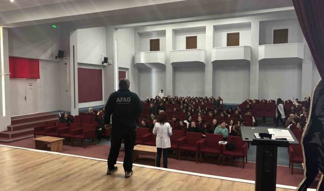 Eskişehir’de AFAD, Lise Öğrencilerine Afet ve Yangın Eğitimi Verdi Eskişehir'de AFAD İl Müdürlüğü, Gazi Mesleki ve Teknik Anadolu Lisesi'ndeki