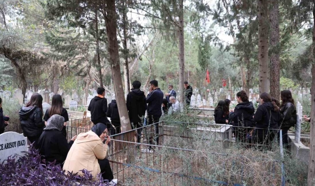 Adana'nın Kozan ilçesinde, 30 yıllık tarih öğretmeni Halil İbrahim Kaplan,