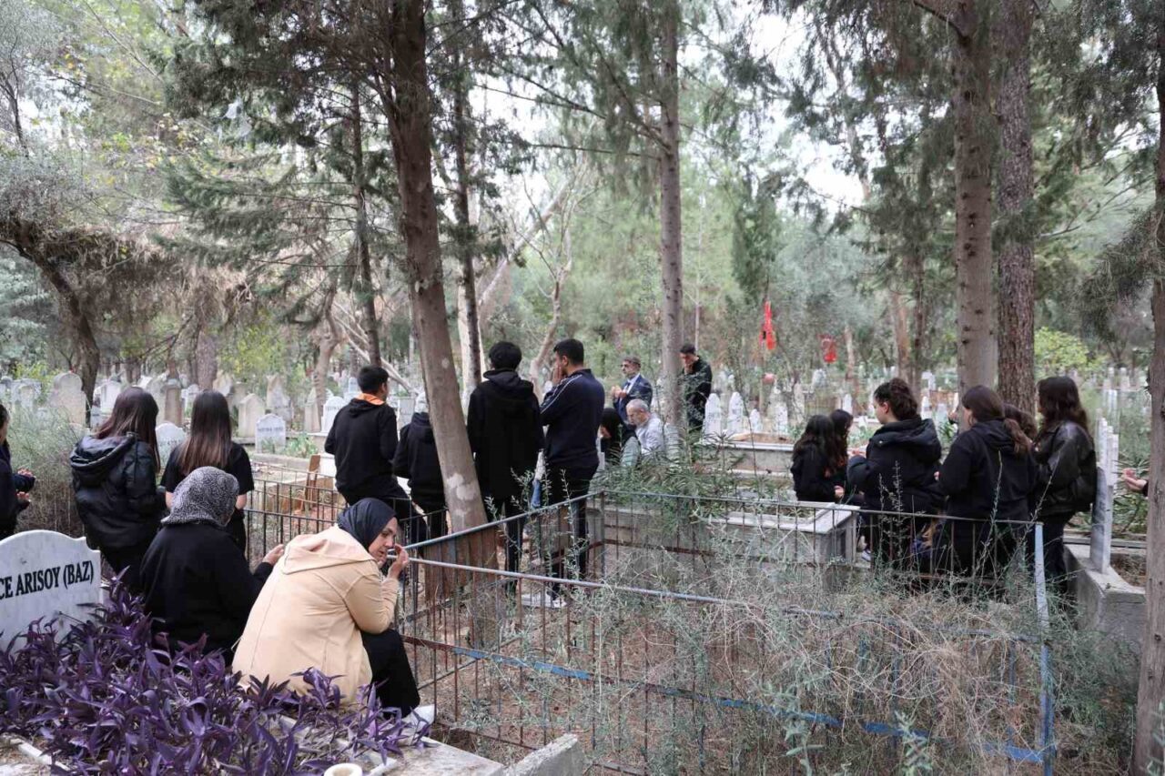 Adana'nın Kozan ilçesinde, 30 yıllık tarih öğretmeni Halil İbrahim Kaplan,