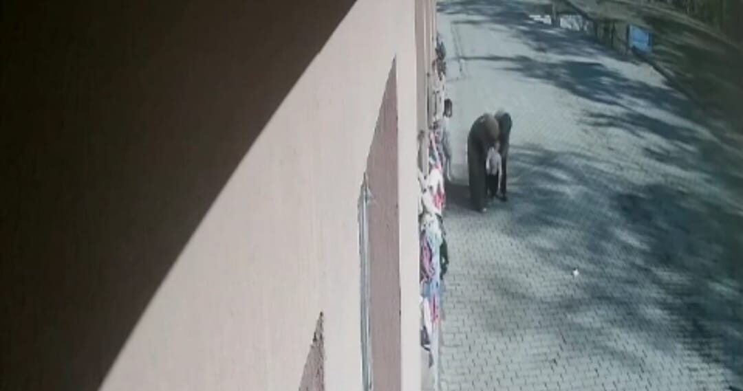 Ağrı'daki Hürriyet İlkokulu'nda, 3 yaşındaki bir çocuğun boğazına şeker kaçması