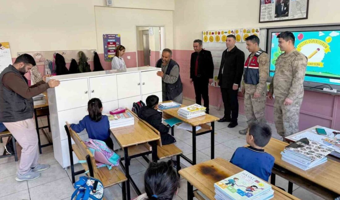 Hakkari’de Öğrencilerin Çanta Taşıma Sorununa Köklü Çözüm Bulundu Hakkari'nin Bay Köyü İlkokulu, öğrencilerin ağır çantaları taşıma sorununu öğretmenler