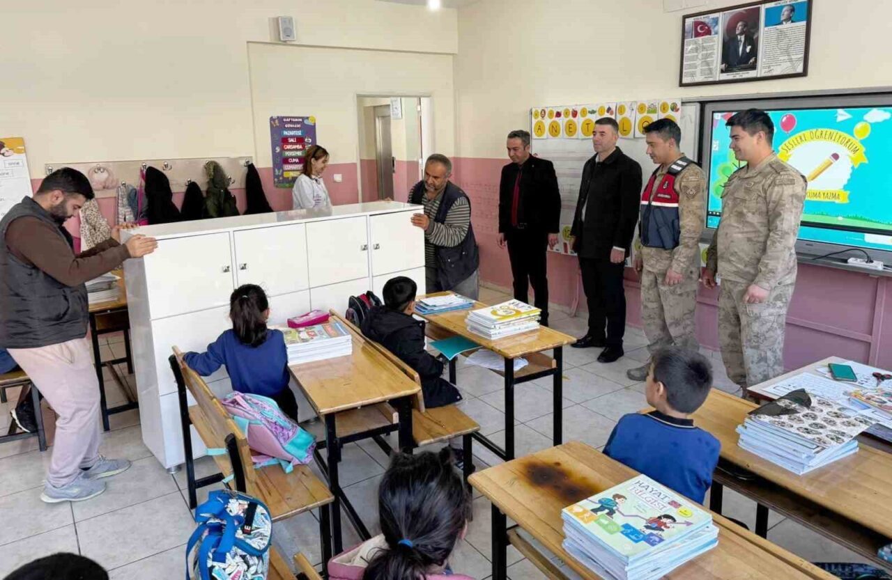 Hakkari’de Öğrencilerin Çanta Taşıma Sorununa Köklü Çözüm Bulundu