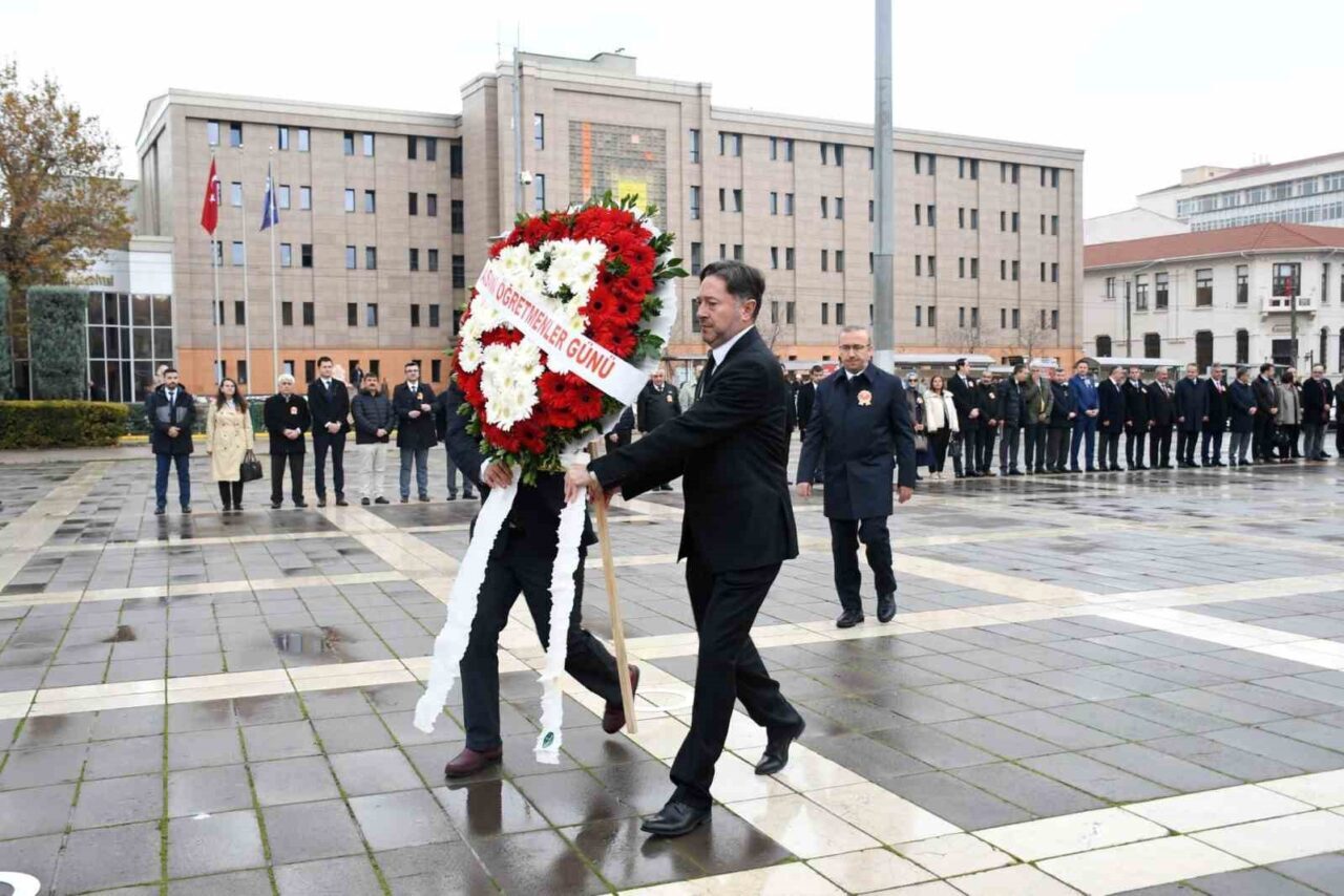 Eskişehir’de 24 Kasım Öğretmenler Günü, Atatürk Anıtı’na çelenk sunma töreniyle