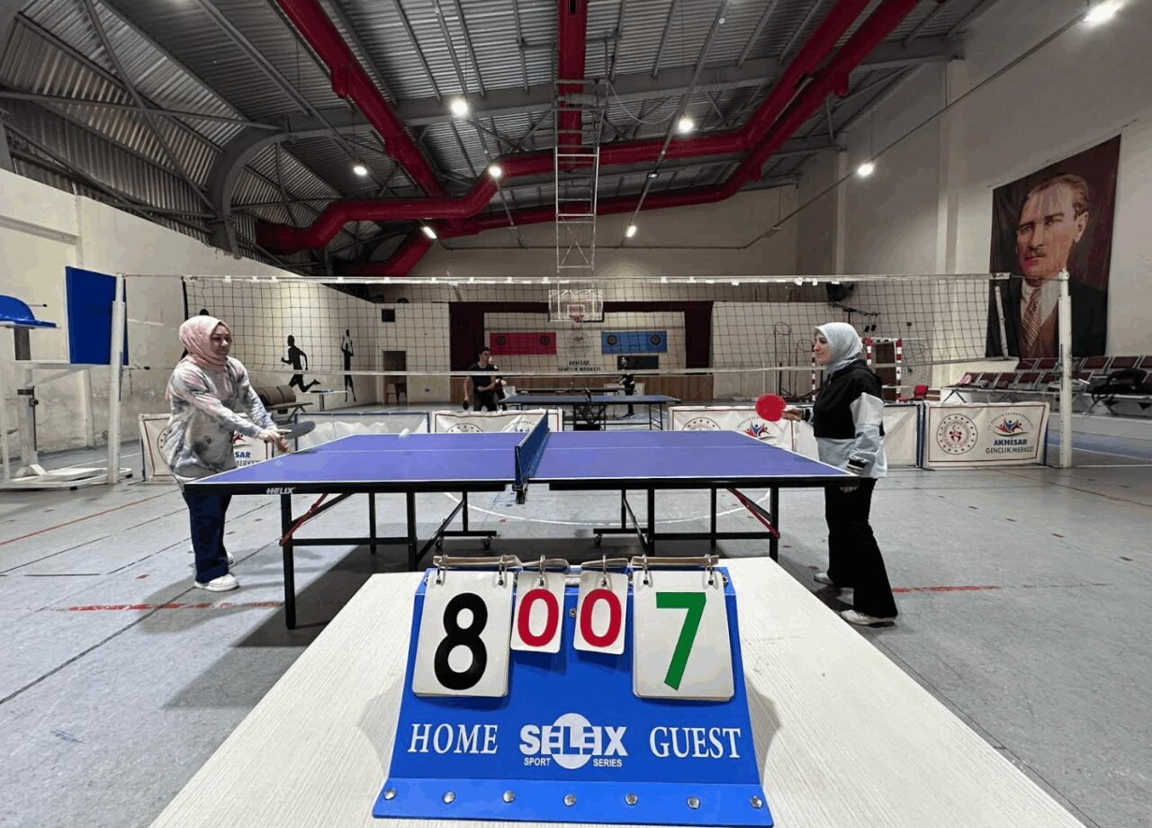 Manisa'nın Akhisar ilçesinde 24 Kasım Öğretmenler Günü dolayısıyla düzenlenen masa