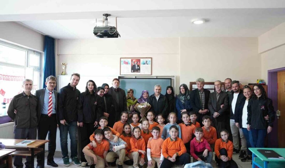 Düzce Belediyesi, Kaynaşlı İlkokulu'nda görevli görme engelli öğretmen Sabri Ergin'e