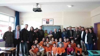 Düzce Belediyesi, Kaynaşlı İlkokulu'nda görevli görme engelli öğretmen Sabri Ergin'e