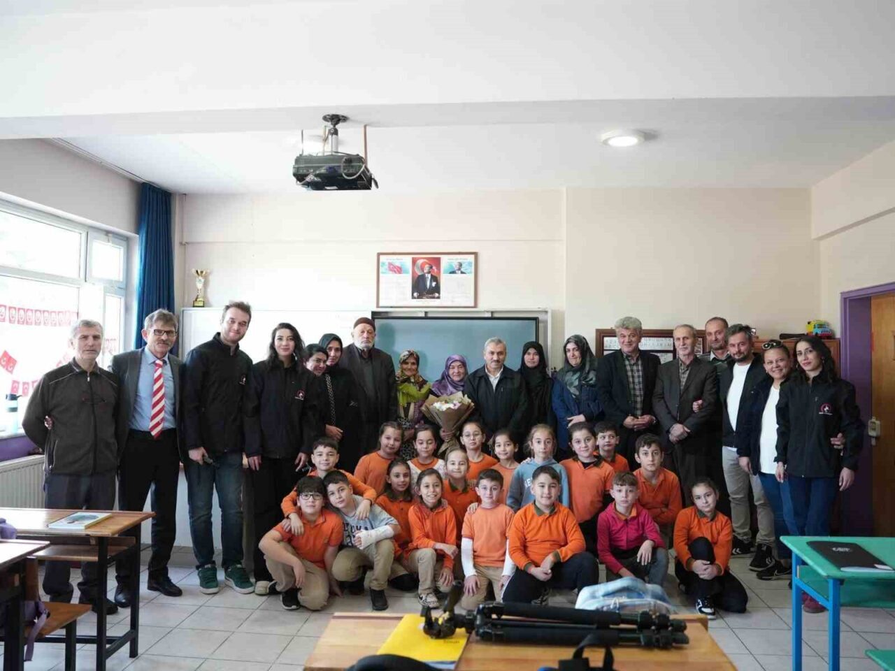 Düzce Belediyesi, Kaynaşlı İlkokulu'nda görevli görme engelli öğretmen Sabri Ergin'e