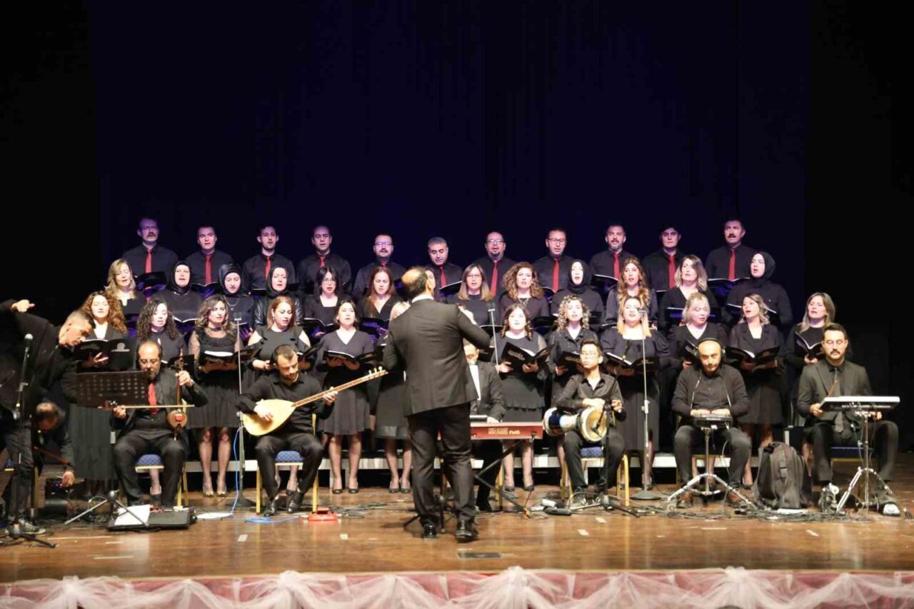 Kırşehir'de Öğretmenler Günü etkinliğinde 'Hizmet Şeref Madalyaları' verildi. Neşet Ertaş