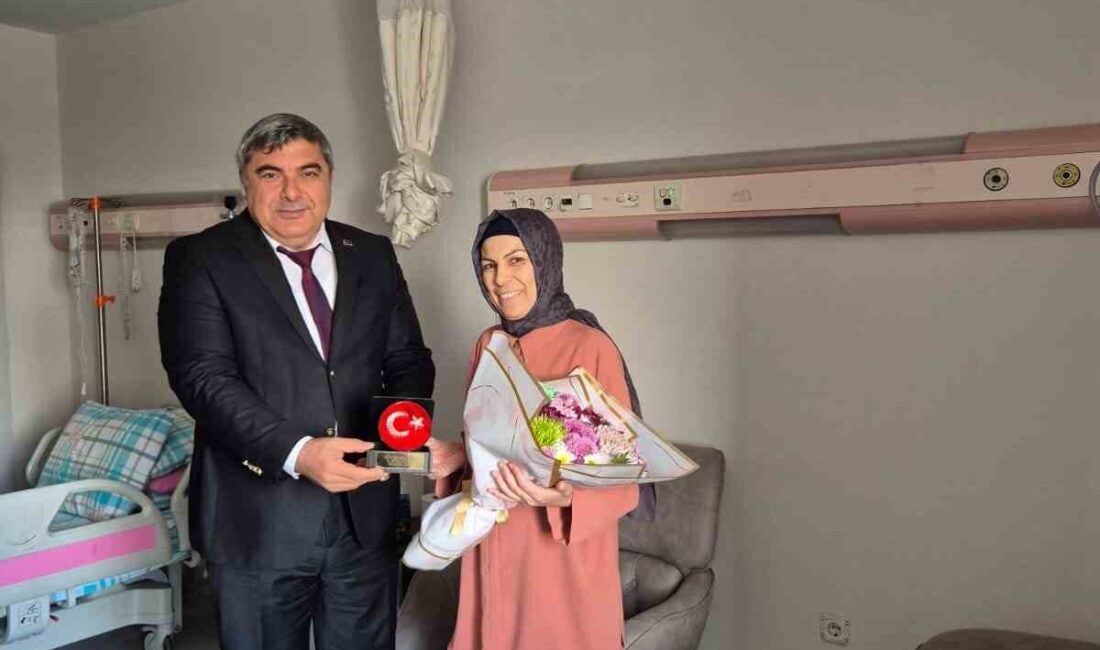 Hastanede Geçirdiği Öğretmenler Günü’nde Meslektaşları Tarafından Ziyaret Edilen Edebiyat Öğretmeni Emine Dağdelen’e Moral Desteği Afyonkarahisar'da 24 Kasım Öğretmenler Günü'nde hastanede tedavi gören Edebiyat Öğretmeni