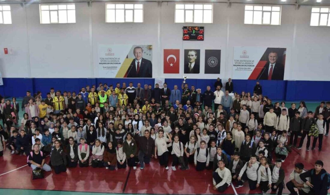 Tomarza'da 24 Kasım Öğretmenler Günü Voleybol turnuvası büyük bir katılımla