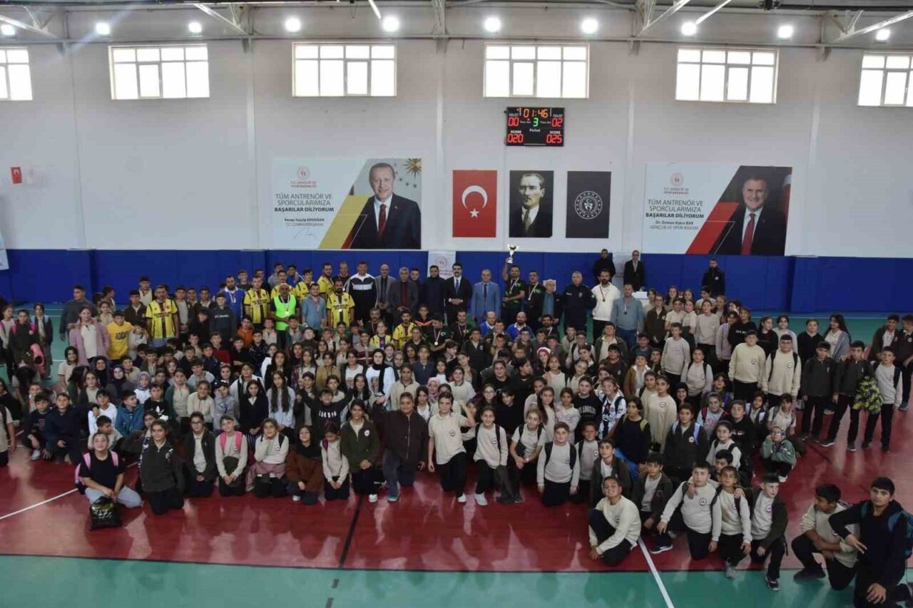 Tomarza'da 24 Kasım Öğretmenler Günü Voleybol turnuvası büyük bir katılımla