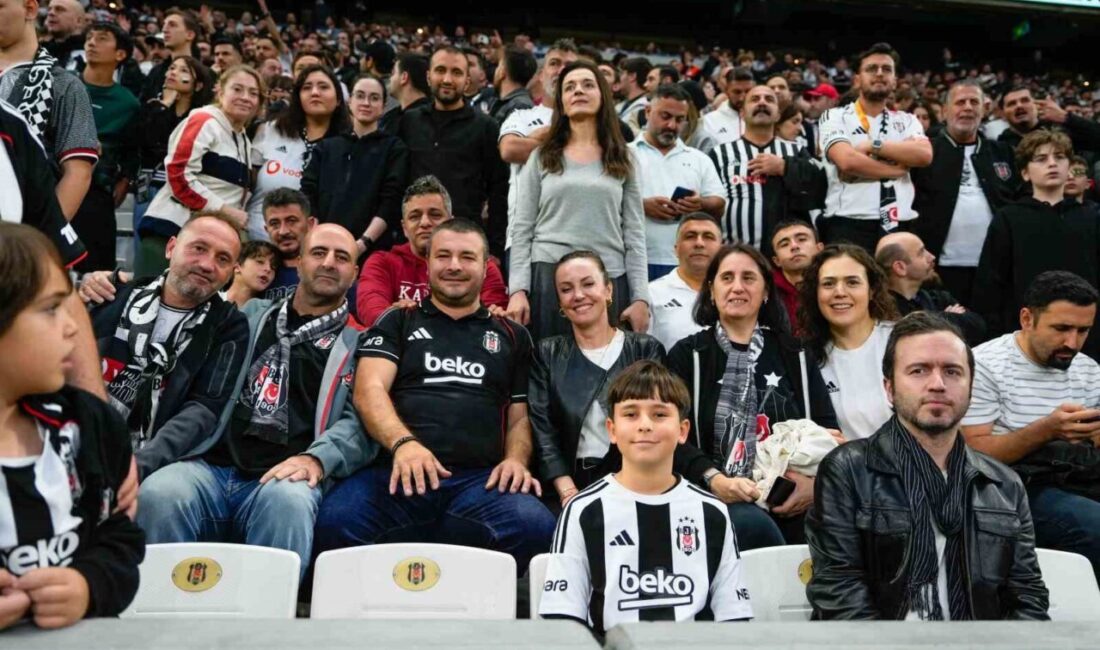 Beşiktaş'ta öğretmenler, 24 Kasım Öğretmenler Günü dolayısıyla Tüpraş Stadyumu'nda düzenlenen