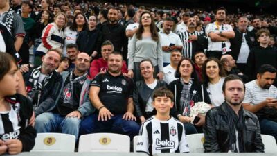 Beşiktaş'ta öğretmenler, 24 Kasım Öğretmenler Günü dolayısıyla Tüpraş Stadyumu'nda düzenlenen