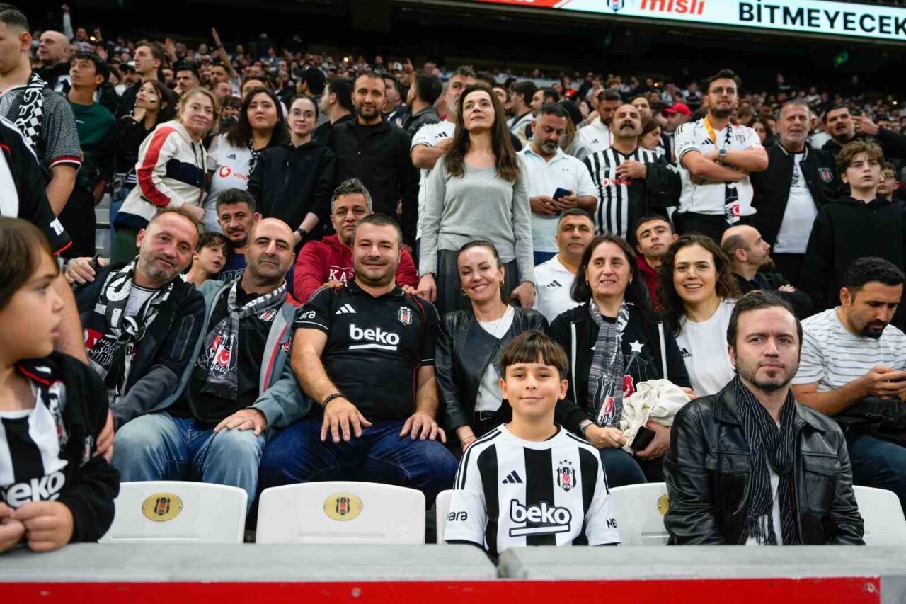 Beşiktaş'ta öğretmenler, 24 Kasım Öğretmenler Günü dolayısıyla Tüpraş Stadyumu'nda düzenlenen