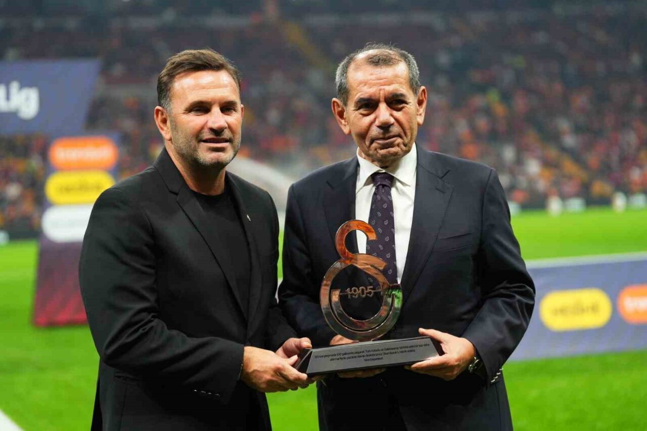 Galatasaray Başkanı Dursun Özbek, Teknik Direktör Okan Buruk'a, 100. galibiyetini
