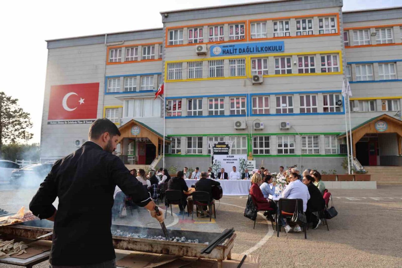 Kozan’da Öğretmenler Günü Coşkuyla Davul Zurna ile Kutlandı