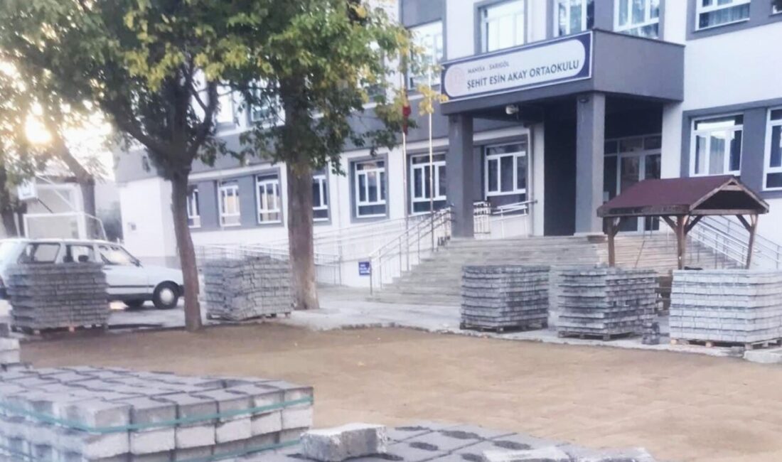 Manisa'nın Sarıgöl ilçesindeki Aşağıkoçaklar Mahallesi'nde deprem nedeniyle yıkılan Şehit Esin