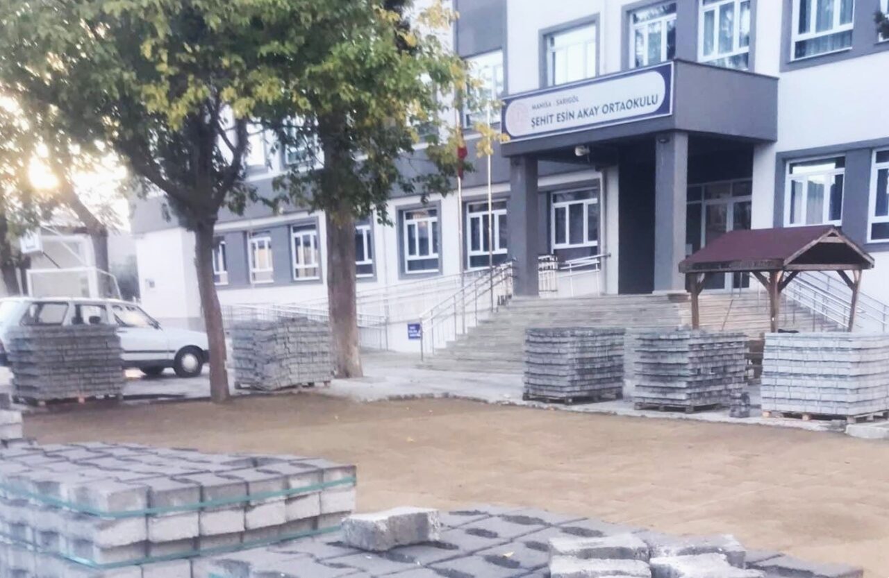 Manisa'nın Sarıgöl ilçesindeki Aşağıkoçaklar Mahallesi'nde deprem nedeniyle yıkılan Şehit Esin