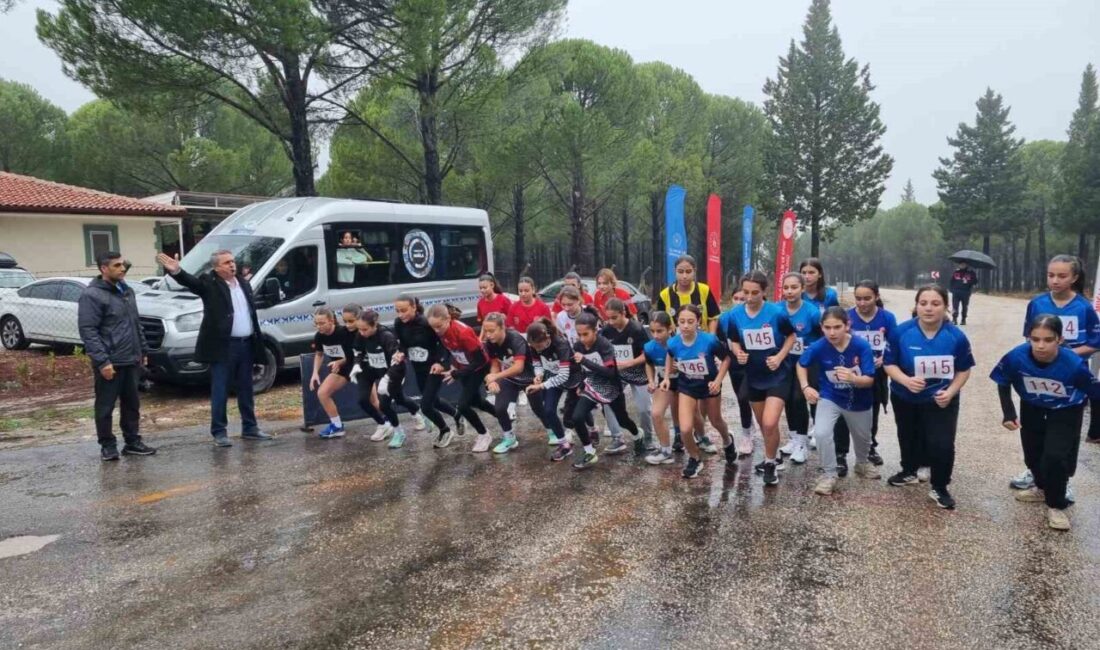 Muğla'nın Ula ilçesinde düzenlenen Okul Sporları Yıldızlar ve Gençler Kros