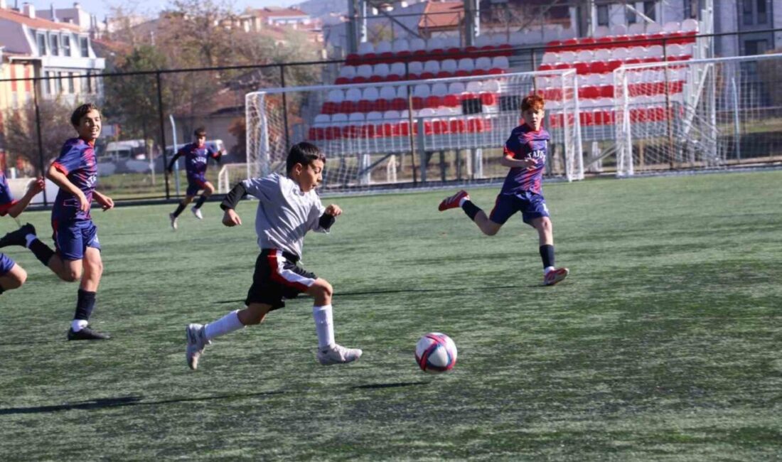 Eskişehir’de Yıldız Erkek Futbol Müsabakaları Öğrencilerin Futbol Yeteneklerini Sergiliyor Eskişehir'de Abdurrahman Temel Futbol Sahası'nda düzenlenen Okul Sporları Yıldız Erkek