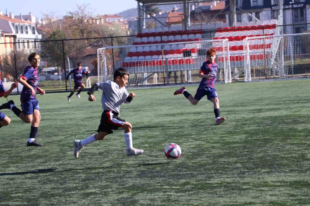 Eskişehir'de Abdurrahman Temel Futbol Sahası'nda düzenlenen Okul Sporları Yıldız Erkek