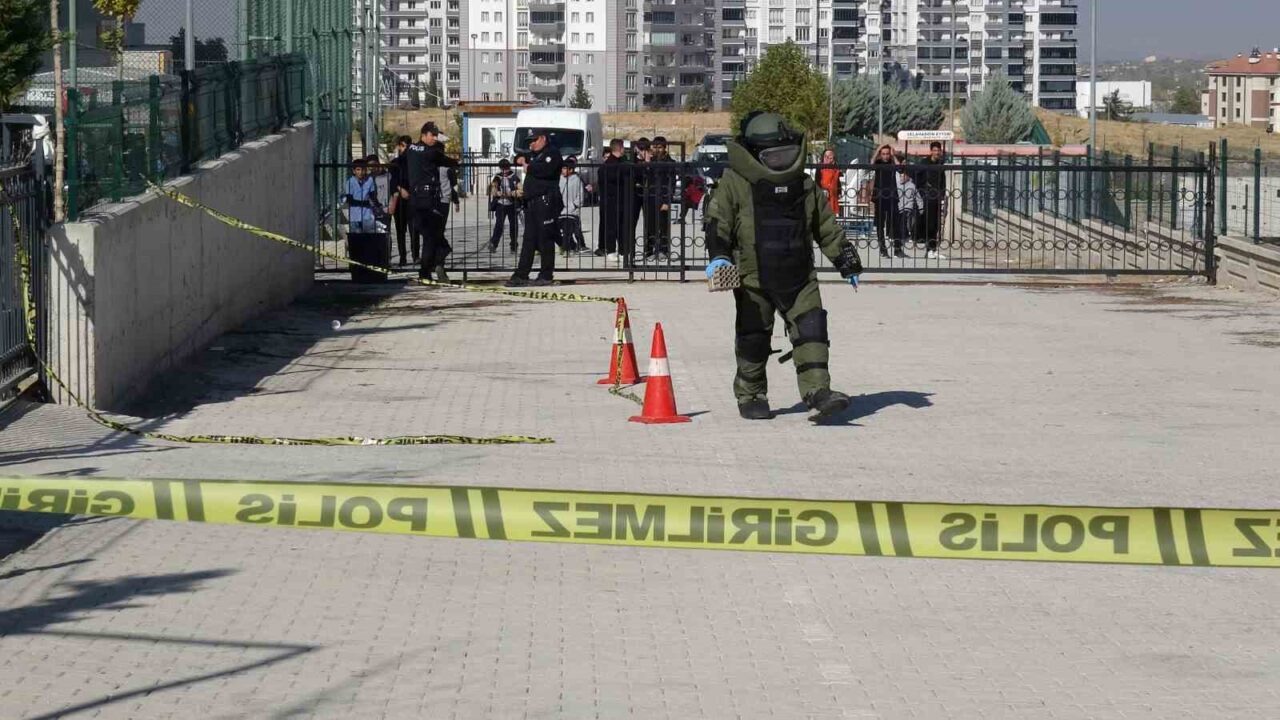 Malatya'nın Yeşilyurt ilçesindeki Yakınca Ortaokulu yerleşkesinde park halindeki bir aracın