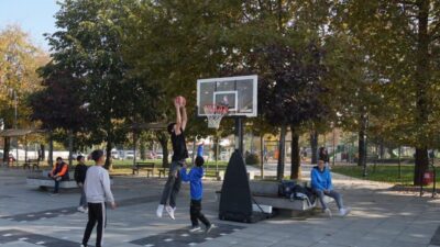 Düzce Anıtpark Meydanı'nda düzenlenen ‘Okula Mola, Spora Fora!’ etkinliği, gençlerin