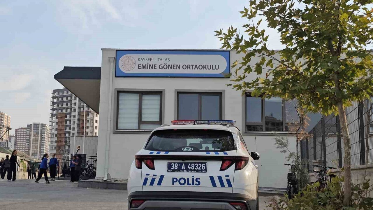 Kayseri'nin Talas ilçesindeki Emine Gönen Ortaokulu'nda düzenlenen sucuk festivalinde yaklaşık