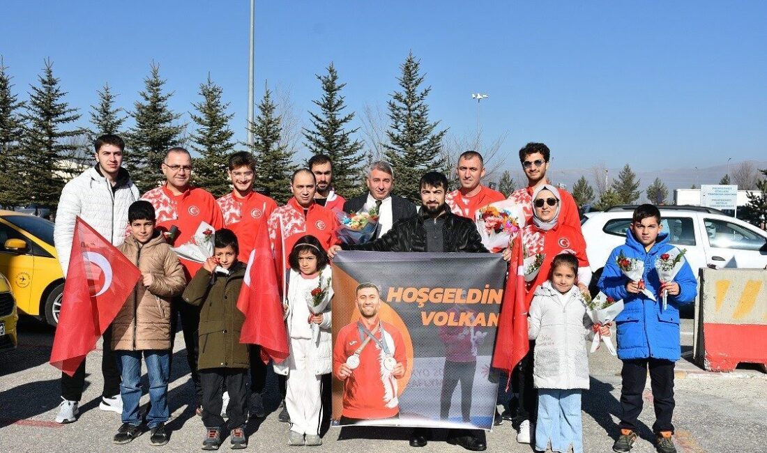 Volkan Kardeşler, Tokyo’da kazandığı çifte madalya ile Erzurum’da büyük bir coşkuyla karşılandı Tokyo'da düzenlenen DEAFLYMPICS'te gümüş ve bronz madalya kazanan Volkan Kardeşler,