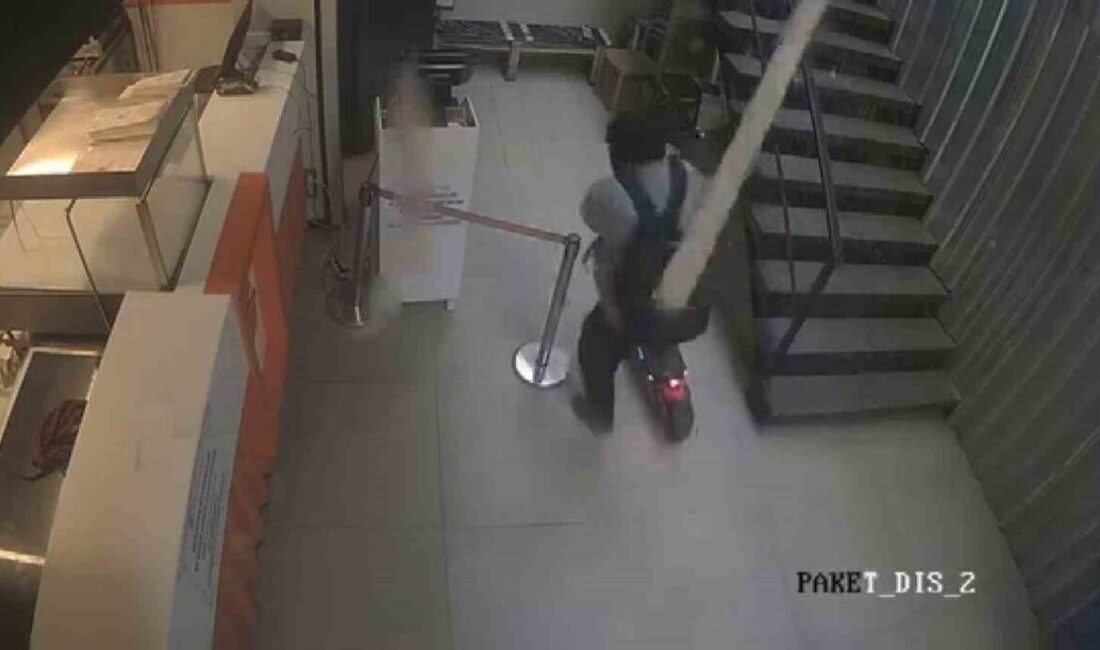 Kadıköy Suadiye Mahallesi'nde kentsel dönüşüm çalışmaları sırasında bir binanın yıkımından