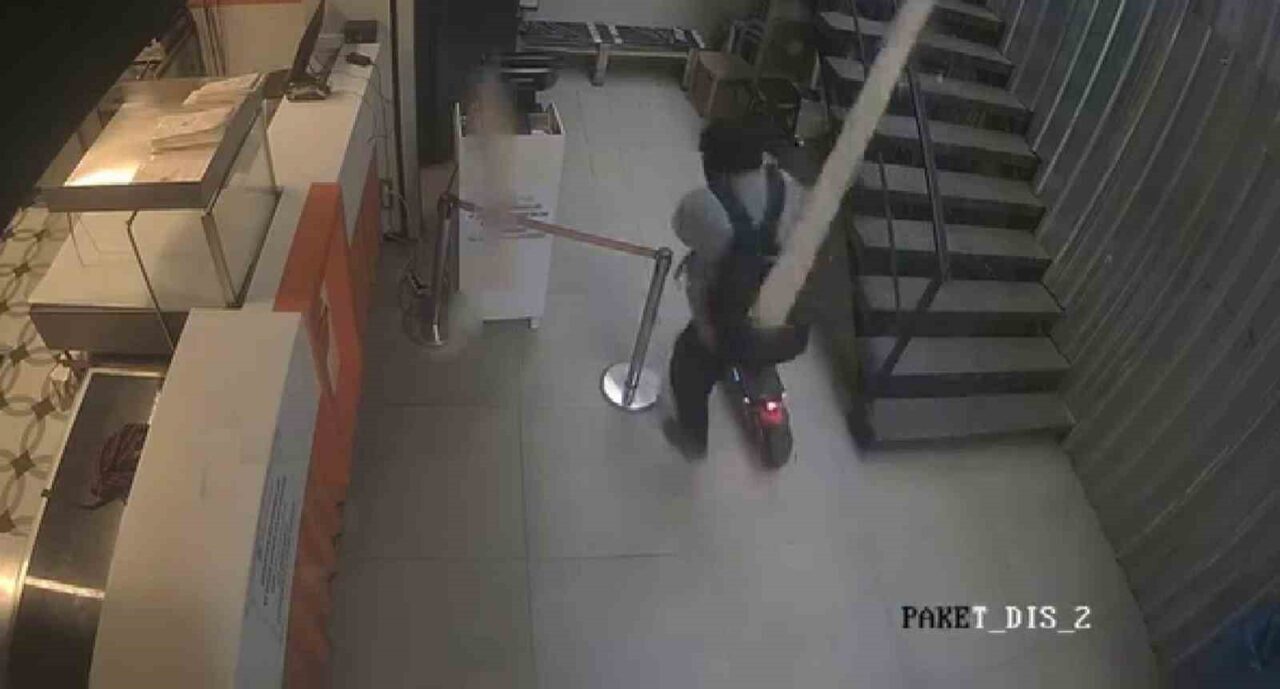 Kadıköy Suadiye Mahallesi'nde kentsel dönüşüm çalışmaları sırasında bir binanın yıkımından