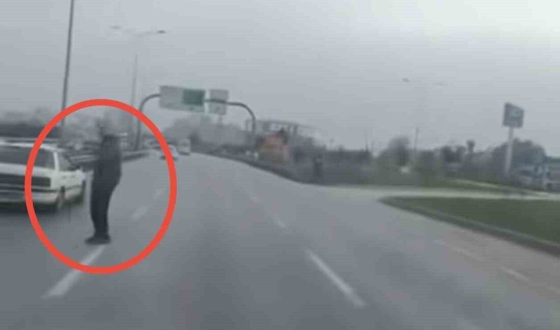 Bursa’da Tehlikeli Geçiş: Araçların Arasından Karşıya Geçmeye Çalışan Kişi Hayatını Risk Altına Sürdürüyor Bursa'nın Yıldırım ilçesinde, 11 Eylül Bulvarı'nda kimliği belirlenemeyen bir şahıs,