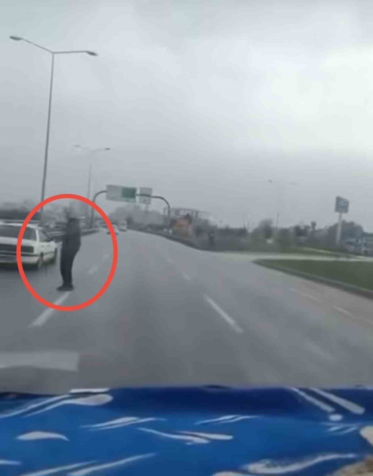 Bursa’da Tehlikeli Geçiş: Araçların Arasından Karşıya Geçmeye Çalışan Kişi Hayatını Risk Altına Sürdürüyor