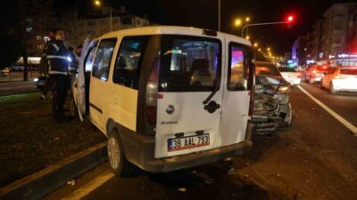 Nevşehir'de E.K. yönetimindeki otomobile, kırmızı ışıkta beklerken 38 AAL 793