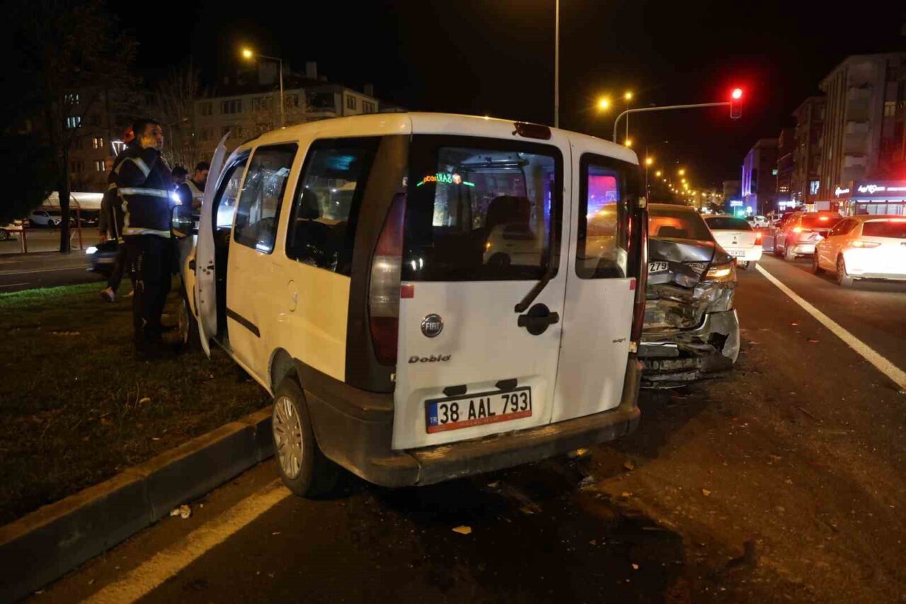 Nevşehir’de Kırmızı Işıkta Bekleyen Araç Dururken, Hafif Ticari Araç Sürücüsü Kaza Yerinden Kaçtı