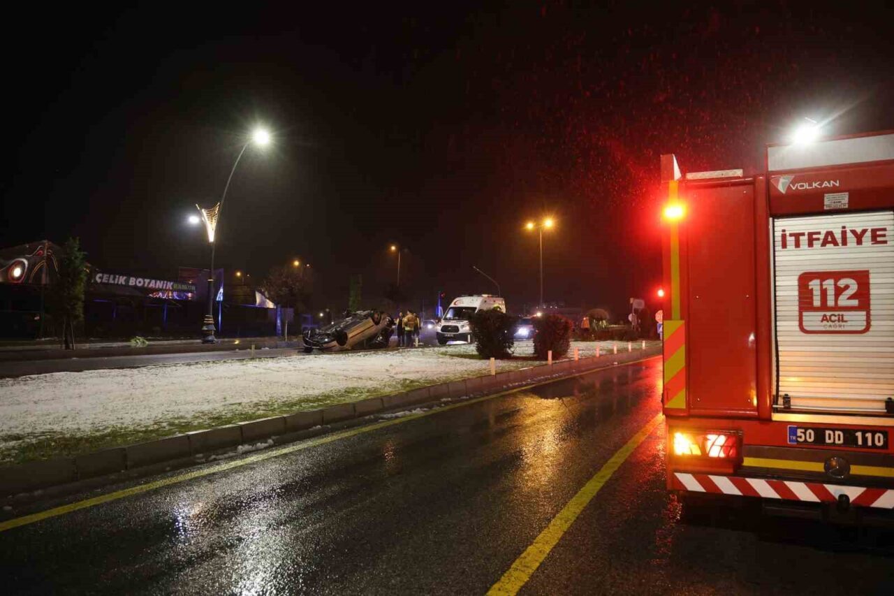 Nevşehir'de kontrolden çıkan bir otomobil orta refüje çarpıp takla attı.